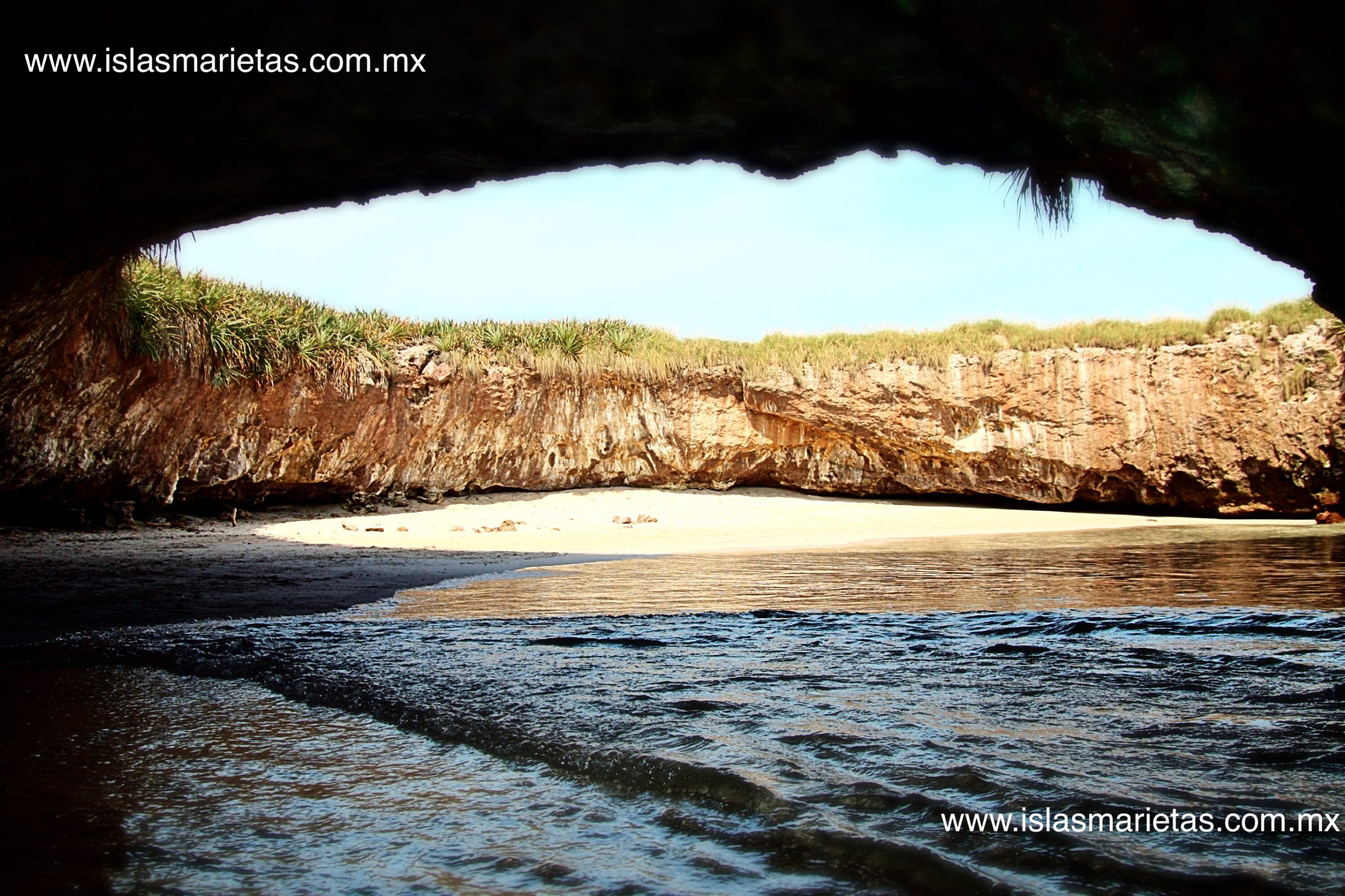 Пляж в Мексике под землей фото